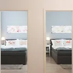 Near Shooping Center, 6 Guests *
