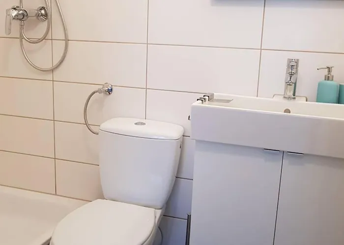 Near Shooping Center, 6 Guests